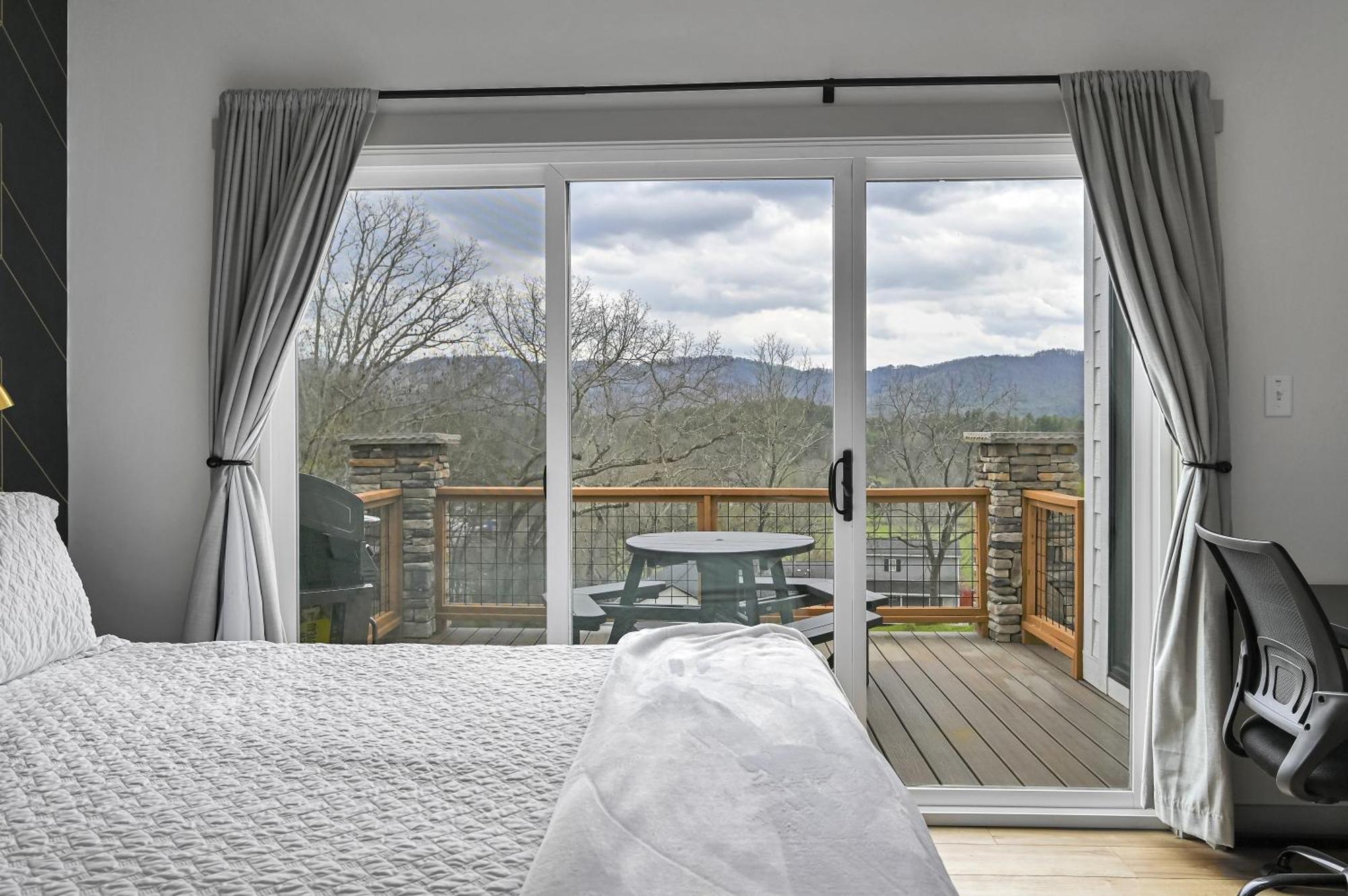 Mon Tresor, Modern Mountain Views With Deck Βίλα Weaverville Εξωτερικό φωτογραφία