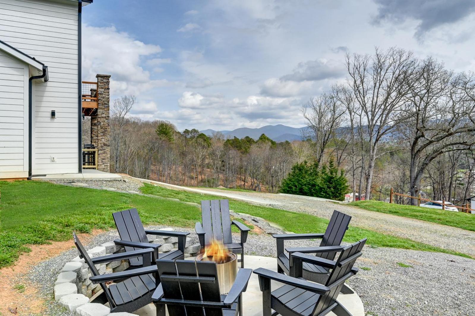 Mon Tresor, Modern Mountain Views With Deck Βίλα Weaverville Εξωτερικό φωτογραφία