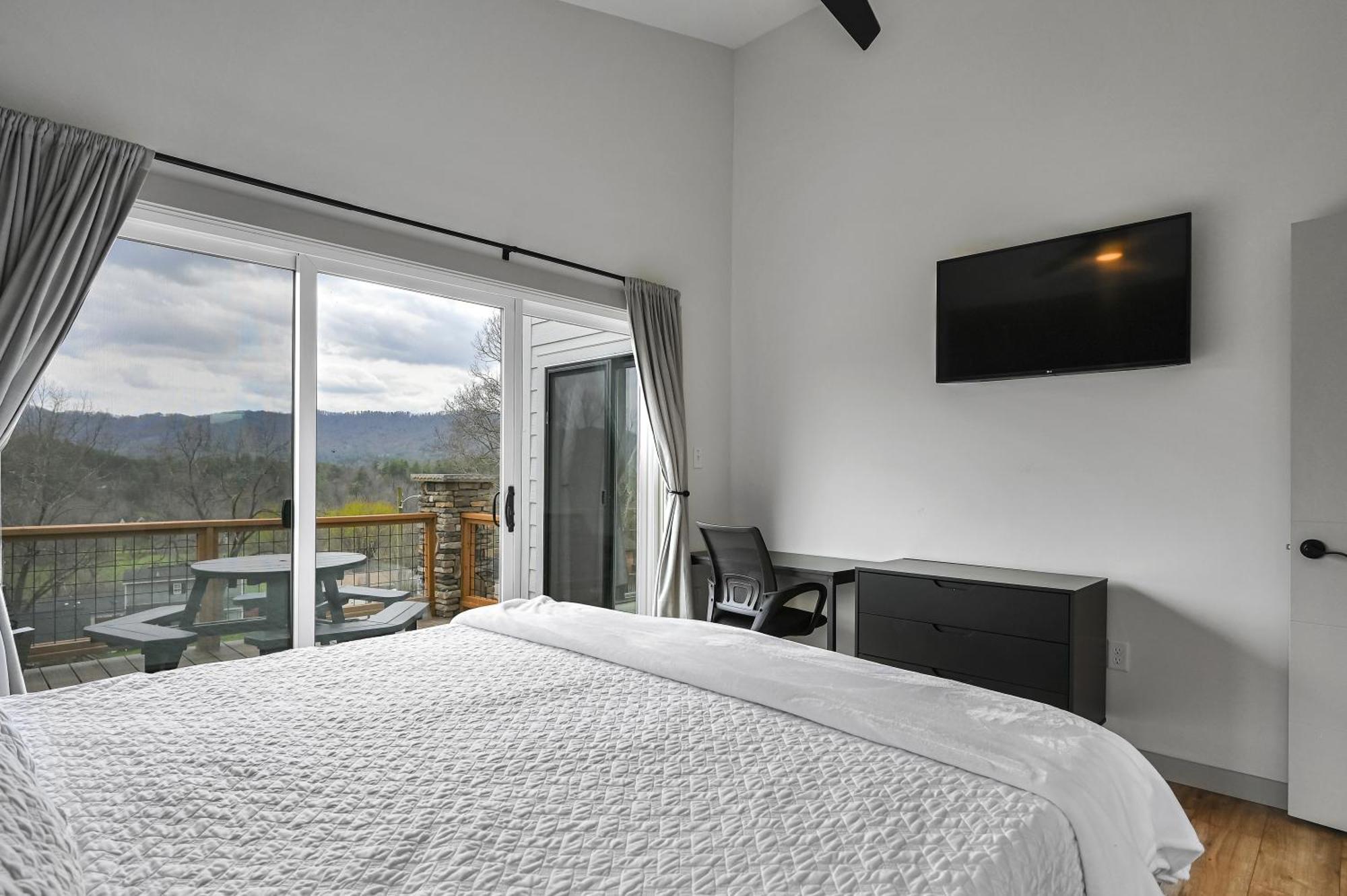 Mon Tresor, Modern Mountain Views With Deck Βίλα Weaverville Εξωτερικό φωτογραφία